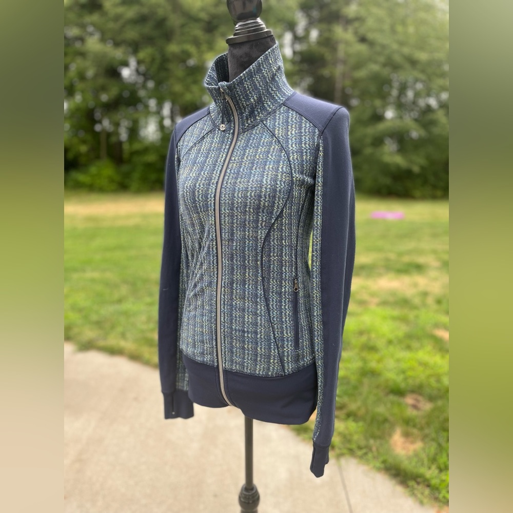EUC. Lululemon buttondown jacket. Navy blue w/ green zigzags. Women’s size 6.
